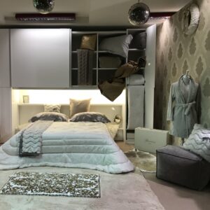 Luxury carta da parati damasco, tappeto ecopelliccia, biancheria da letto e bagno Blumarine