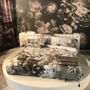 Total look: carta da parati, tenda instabileLab, biancheria Roberto Cavalli, stampa digitale