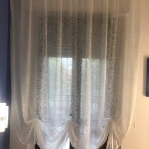 Tendaggio tessuto texilia devorè con rose confezione piega piatta raccolte con calamite